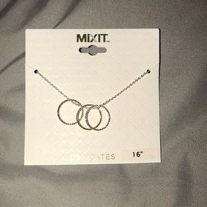 Three ring delicate necklace